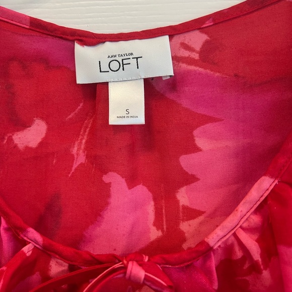 Ann Taylor LOFT sheer red pink floral ruffle front blouse  lSmall - Picture 2 of 5